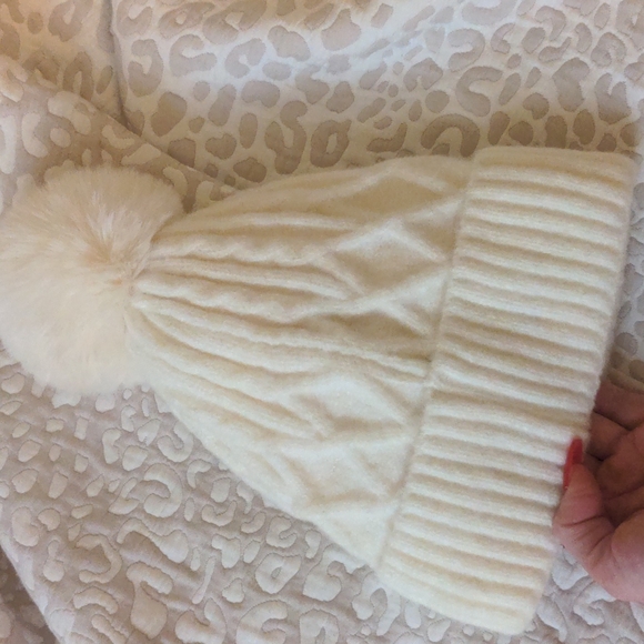 Super soft creme beanie winter hat - Picture 4 of 5